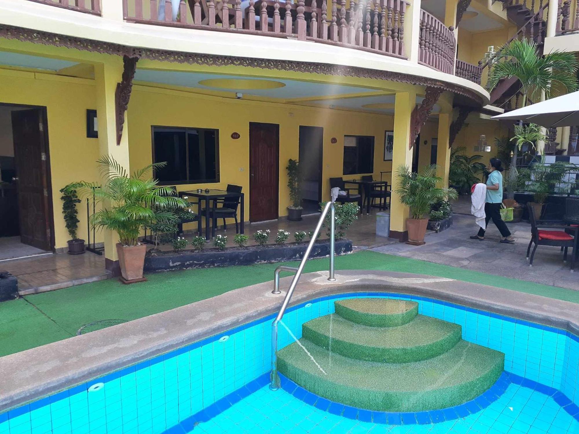 Phratamnak Inn - 100 meter from Beach Pattaya Exterior foto